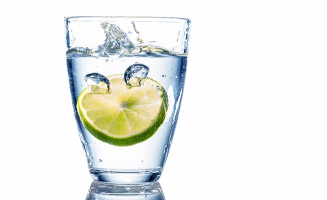 4 ventajas para tu salud de tomar agua con limón por las mañanas