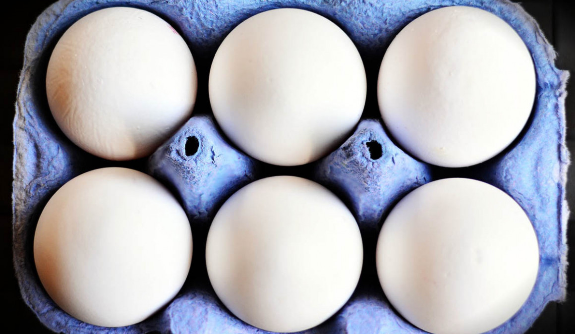 Las tres razones para NO guardar los huevos en la puerta de la nevera