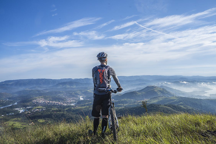¿Te duelen los dedos cuando vas en bici de montaña? 6 posibles causas y soluciones