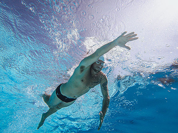 10 grados: la apertura ideal de los dedos de tu mano cuando nadas