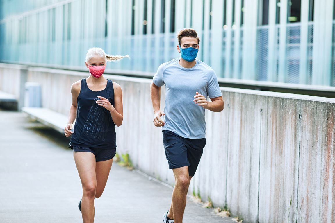 ¿Es saludable usar la mascarilla mientras corremos?