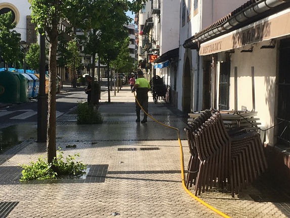 Las calles de Hondarribia se limpian y desinfectan diariamente también en la crisis del COVID-19