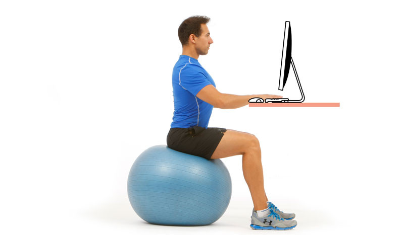 Mejora tu espalda usando el fitball como silla