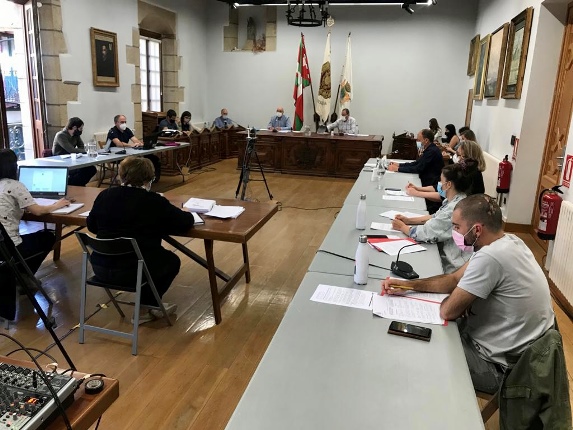 El Pleno aprobó la reurbanización de 12 calles con voto favorable del PNV y abstención del resto de partidos
