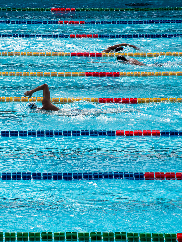 ¿Cómo evitar que se hundan las piernas cuando nado?
